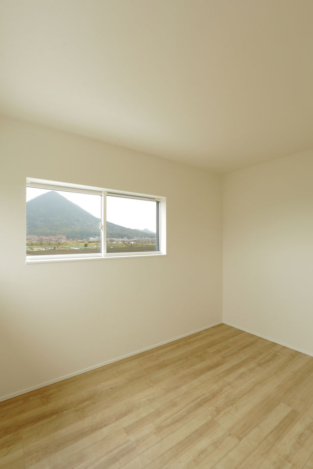iKKA 【滋賀県｜2400万円台｜延床41坪｜間取り有】LDKから田園風景や桜並木、山々の景色を望む平屋のような家の建築実例画像10