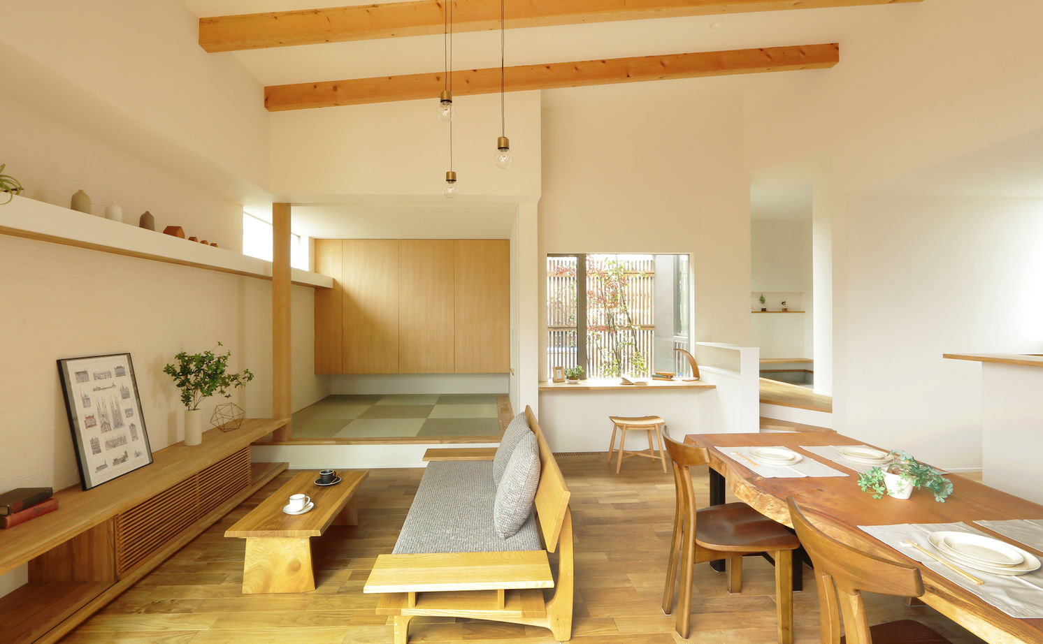 iKKA 【滋賀県湖南/間取り図有】平家のような佇まいが魅力。土地の高低差を活かしたスキップフロアで繋がる家の建築実例画像2