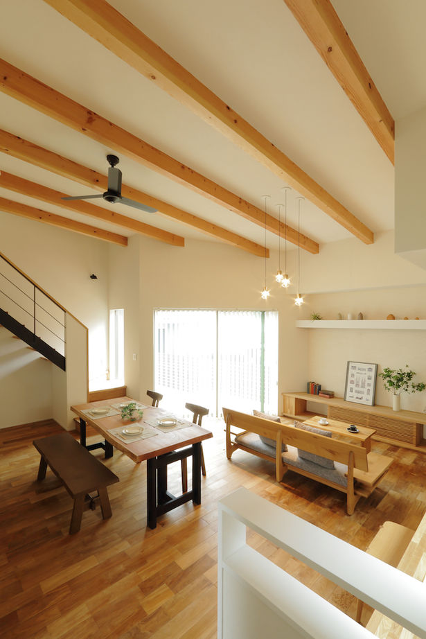 iKKA 【滋賀県湖南/間取り図有】平家のような佇まいが魅力。土地の高低差を活かしたスキップフロアで繋がる家の建築実例画像4