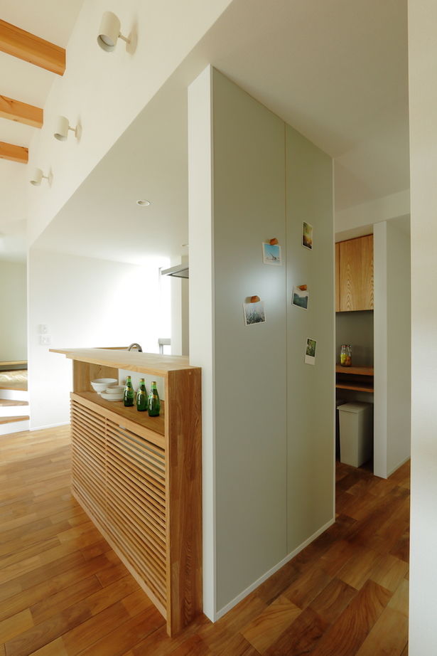 iKKA 【滋賀県湖南/間取り図有】平家のような佇まいが魅力。土地の高低差を活かしたスキップフロアで繋がる家の建築実例画像5