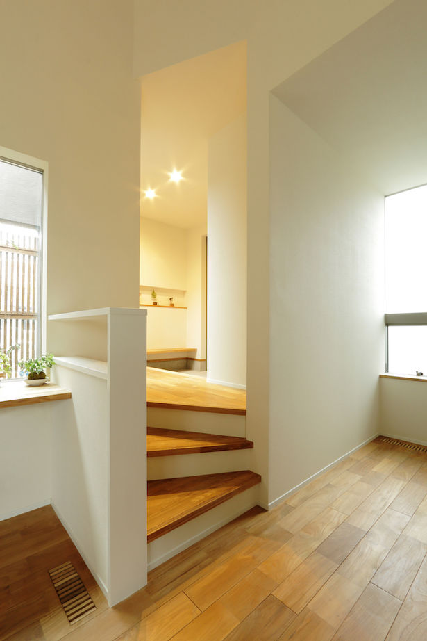 iKKA 【滋賀県湖南/間取り図有】平家のような佇まいが魅力。土地の高低差を活かしたスキップフロアで繋がる家の建築実例画像6