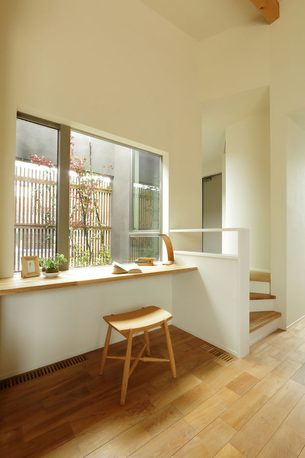 iKKA 【滋賀県湖南/間取り図有】平家のような佇まいが魅力。土地の高低差を活かしたスキップフロアで繋がる家の建築実例画像7