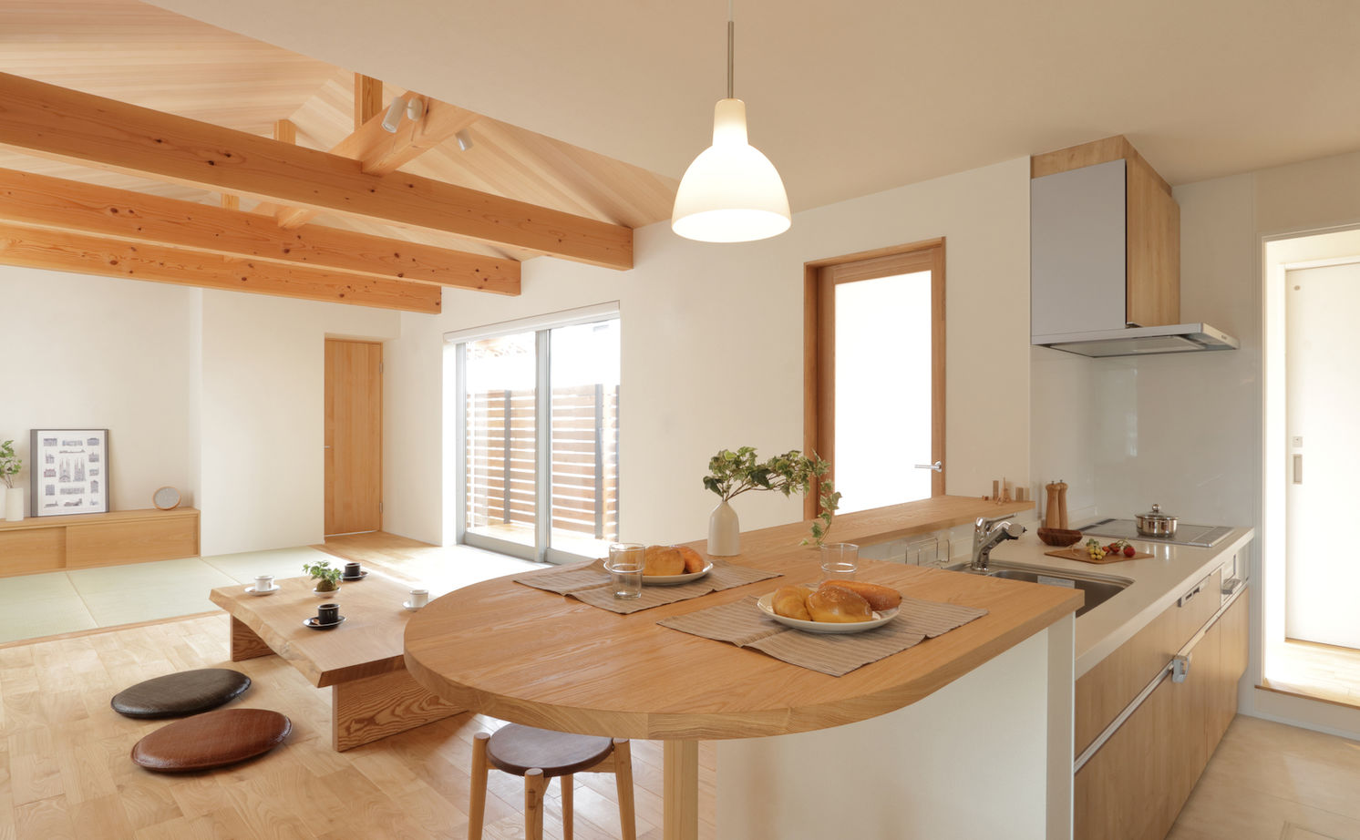 iKKA 【滋賀県｜2,000万円台｜延床30坪】座卓でほっこりお庭を楽しむ勾配天井のお家の建築実例画像3