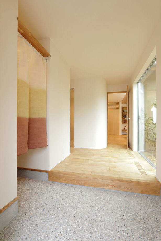 iKKA 【滋賀県｜2,000万円台｜延床30坪】座卓でほっこりお庭を楽しむ勾配天井のお家の建築実例画像5