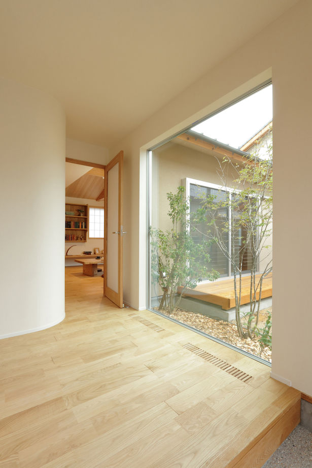 iKKA 【滋賀県｜2,000万円台｜延床30坪】座卓でほっこりお庭を楽しむ勾配天井のお家の建築実例画像6