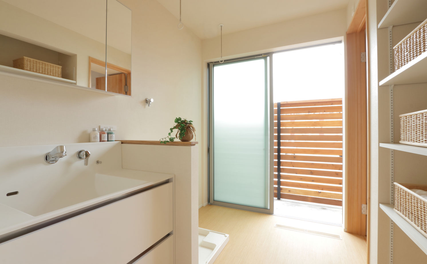 iKKA 【滋賀県｜2,000万円台｜延床30坪】座卓でほっこりお庭を楽しむ勾配天井のお家の建築実例画像8