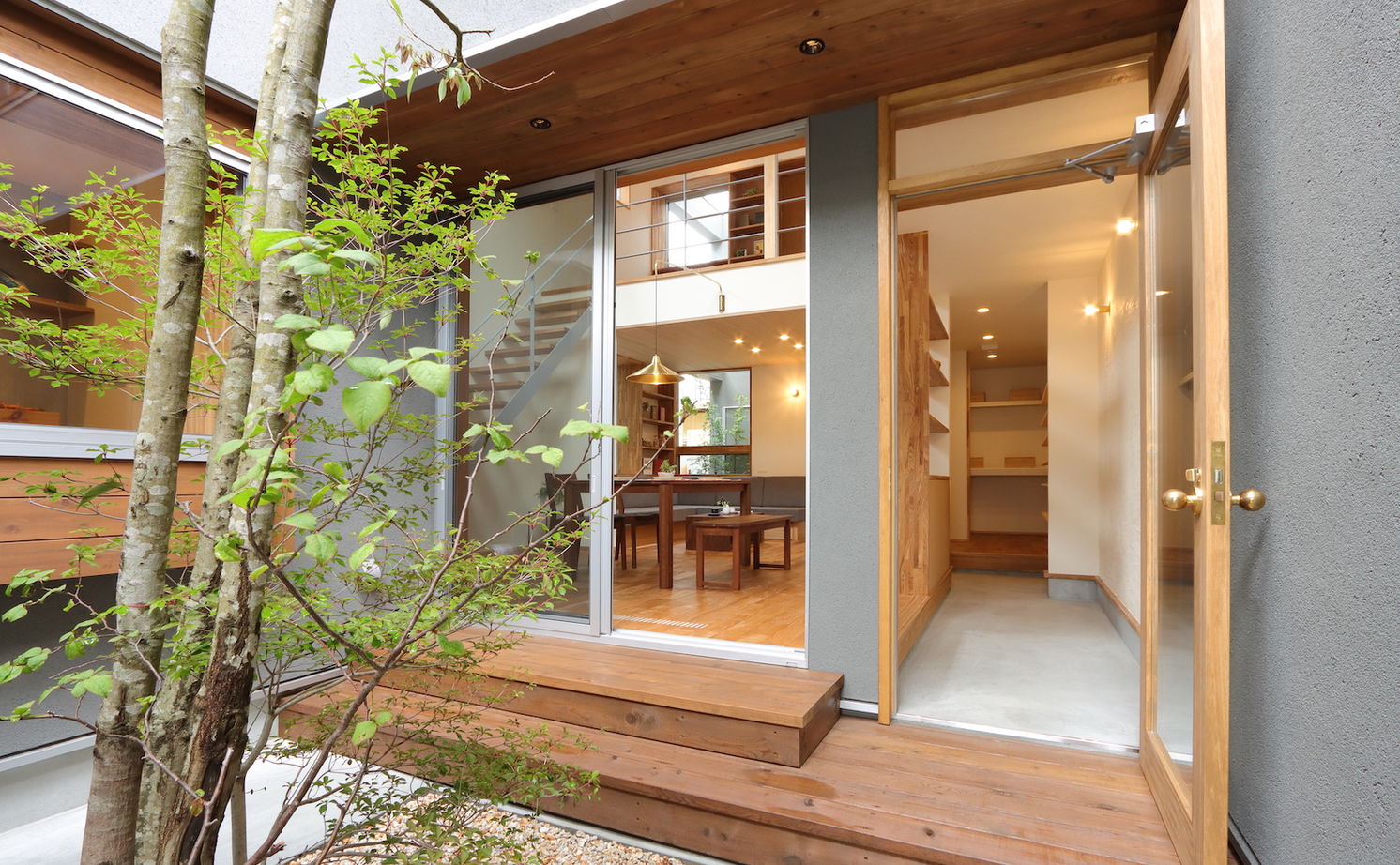 iKKA 【京都府｜2550万円｜間取り図有】空と緑を楽しむ中庭＆吹き抜けで家族が繋がる住まいの建築実例画像1