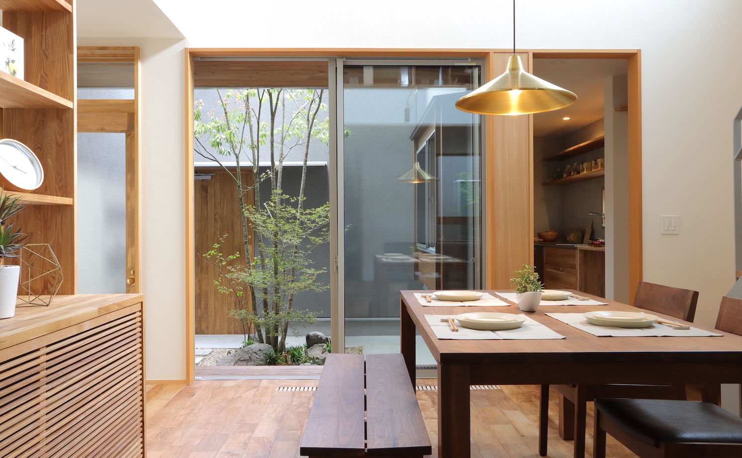 iKKA 【京都府｜2550万円｜間取り図有】空と緑を楽しむ中庭＆吹き抜けで家族が繋がる住まいの建築実例画像2