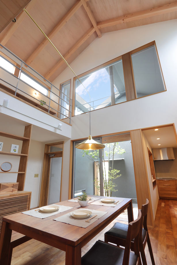 iKKA 【京都府｜2550万円｜間取り図有】空と緑を楽しむ中庭＆吹き抜けで家族が繋がる住まいの建築実例画像3