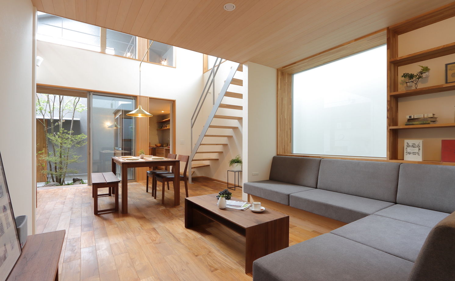 iKKA 【京都府｜2550万円｜間取り図有】空と緑を楽しむ中庭＆吹き抜けで家族が繋がる住まいの建築実例画像4