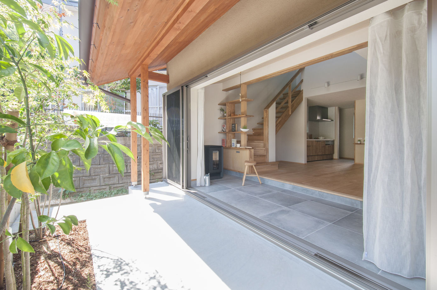 iKKA 【滋賀県｜2000万円台｜間取り有】LDKとテラスが広い通り土間で繋がるペレットストーブ＆吹き抜けの家の建築実例画像4