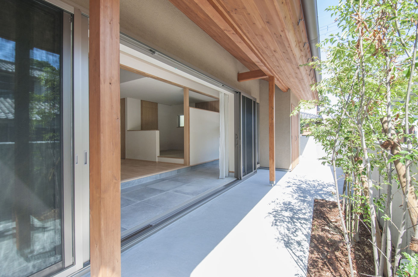 iKKA 【滋賀県｜2000万円台｜間取り有】LDKとテラスが広い通り土間で繋がるペレットストーブ＆吹き抜けの家の建築実例画像5