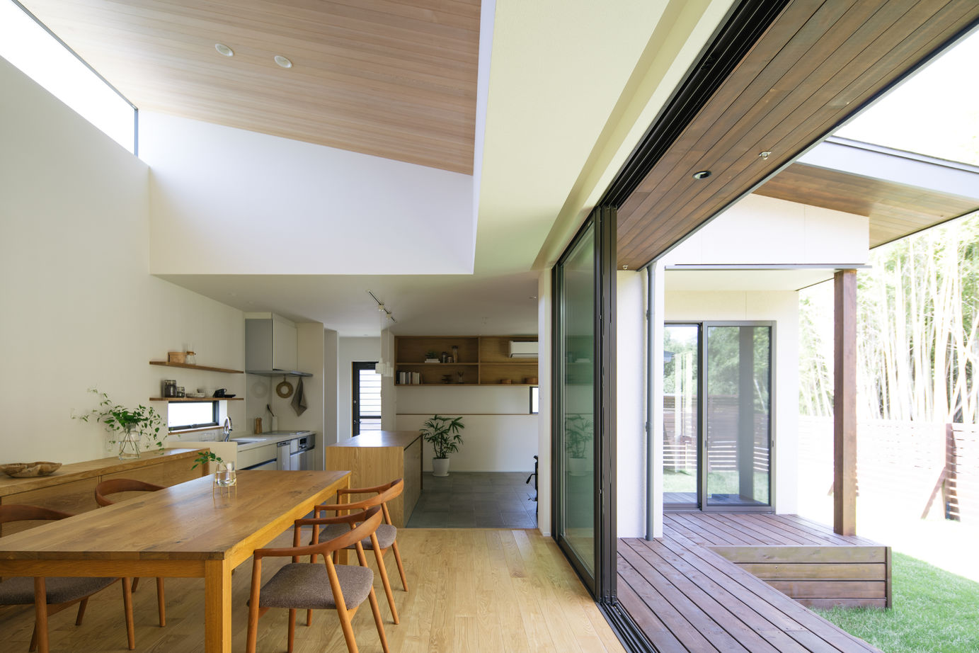 iKKA 【滋賀県｜2000万円台｜間取り有】竹林を望むLDKに薪ストーブ。愛犬たちと心穏やかに暮らす平屋の家の建築実例画像2