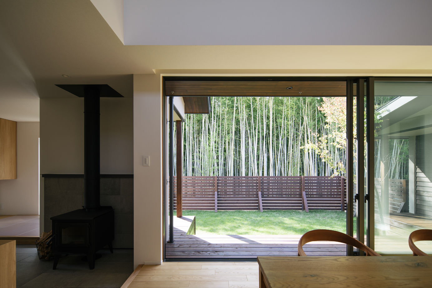 iKKA 【滋賀県｜2000万円台｜間取り有】竹林を望むLDKに薪ストーブ。愛犬たちと心穏やかに暮らす平屋の家の建築実例画像3