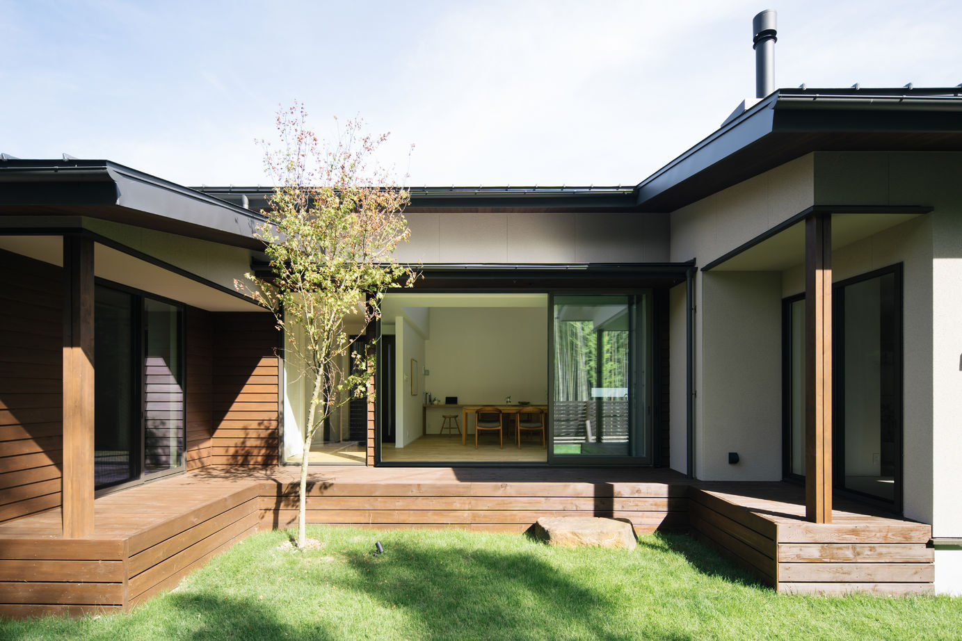 iKKA 【滋賀県｜2000万円台｜間取り有】竹林を望むLDKに薪ストーブ。愛犬たちと心穏やかに暮らす平屋の家の建築実例画像4