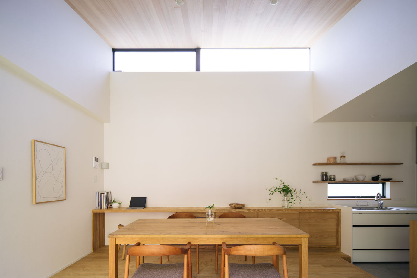 iKKA 【滋賀県｜2000万円台｜間取り有】竹林を望むLDKに薪ストーブ。愛犬たちと心穏やかに暮らす平屋の家の建築実例画像6