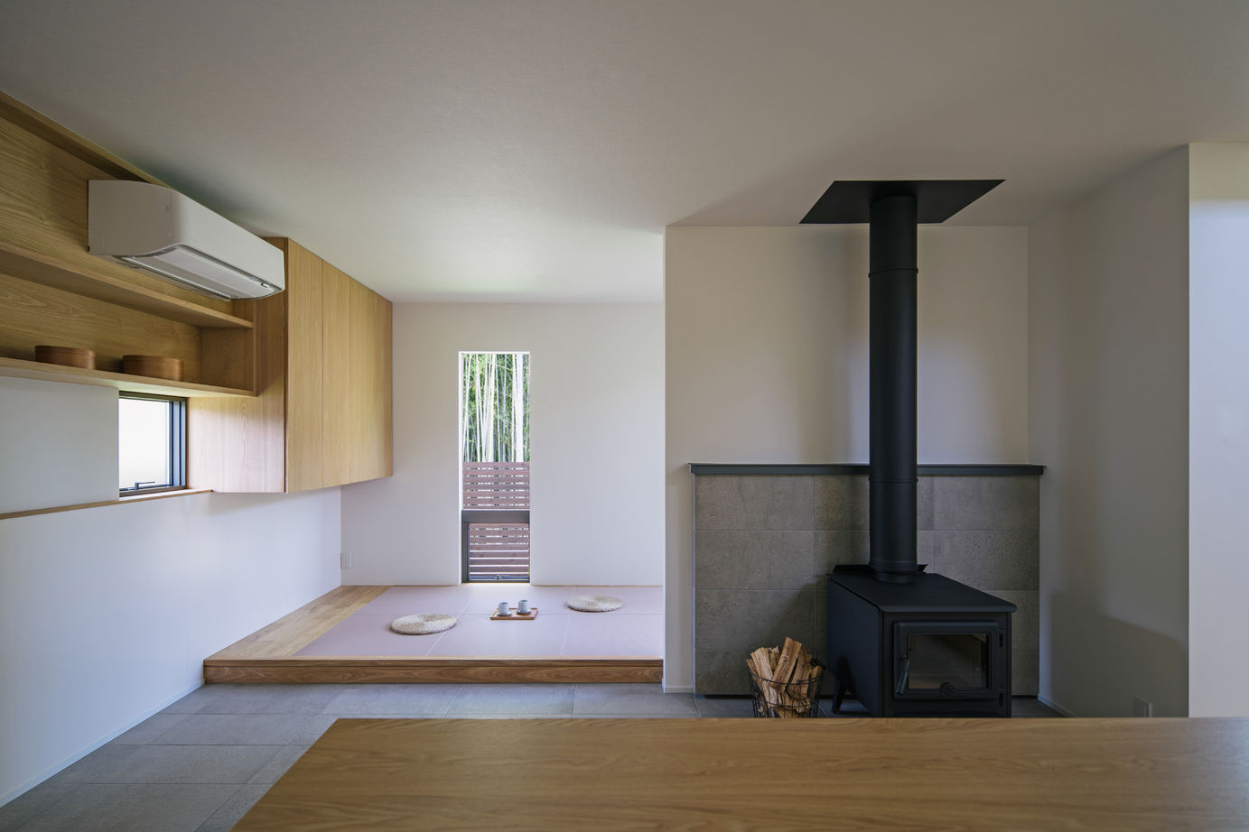 iKKA 【滋賀県｜2000万円台｜間取り有】竹林を望むLDKに薪ストーブ。愛犬たちと心穏やかに暮らす平屋の家の建築実例画像9