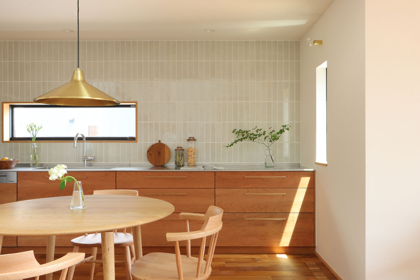 iKKA 【滋賀県｜2000万円台｜間取り有】大きな窓から木々の緑を望む、家事ラク＆在宅ワークに最適な家の建築実例画像7