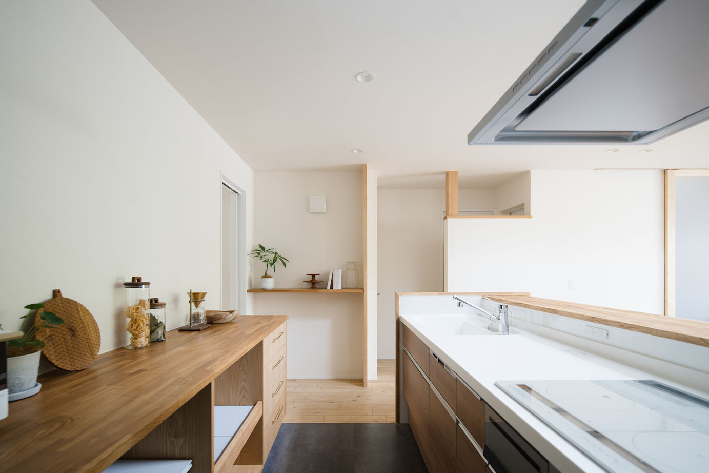 iKKA 【滋賀県｜2000万円台｜間取り有】どこにいても公園の緑に視線が抜けるコンパクトだけど広がりを感じる家の建築実例画像6