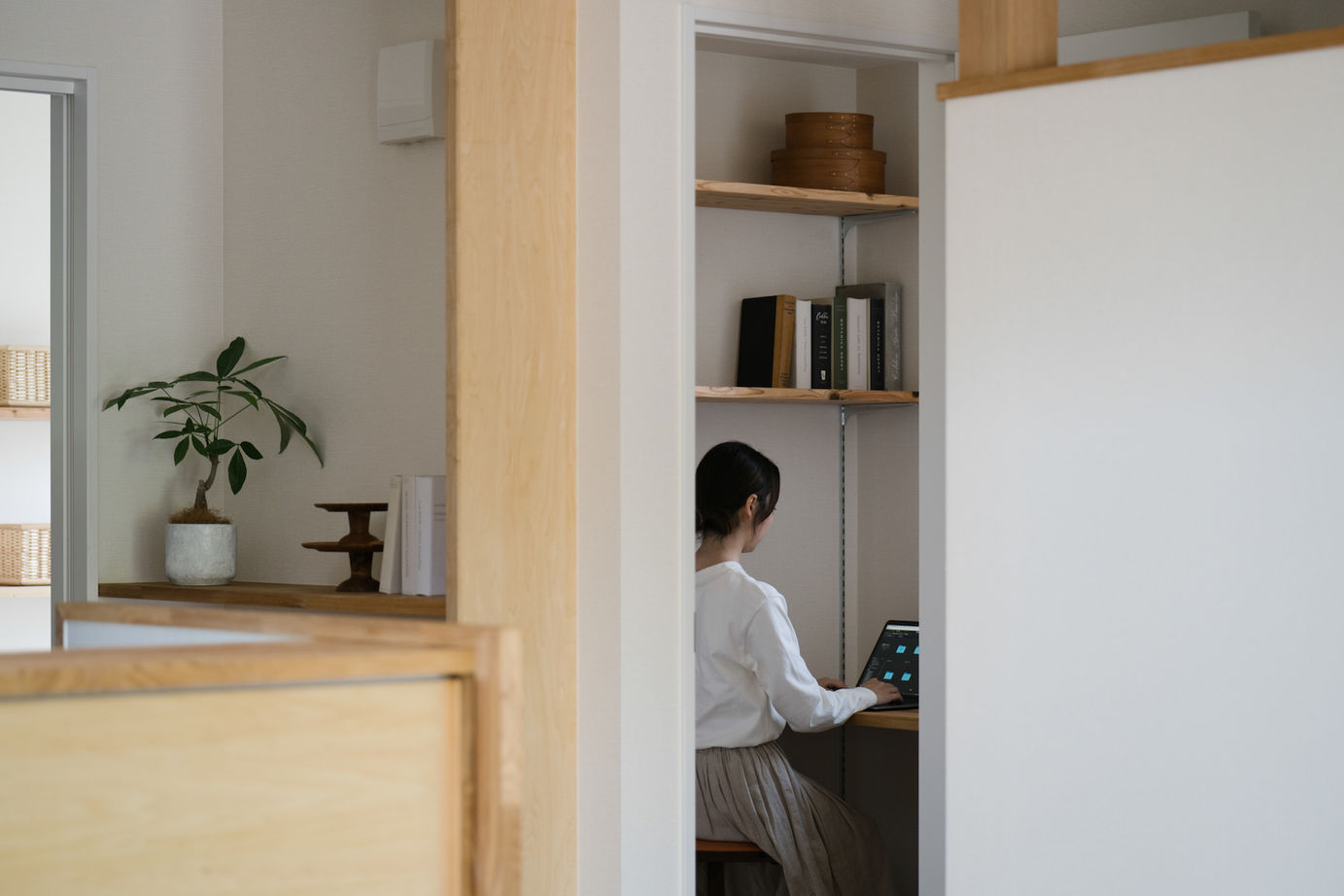 iKKA 【滋賀県｜2000万円台｜間取り有】どこにいても公園の緑に視線が抜けるコンパクトだけど広がりを感じる家の建築実例画像8