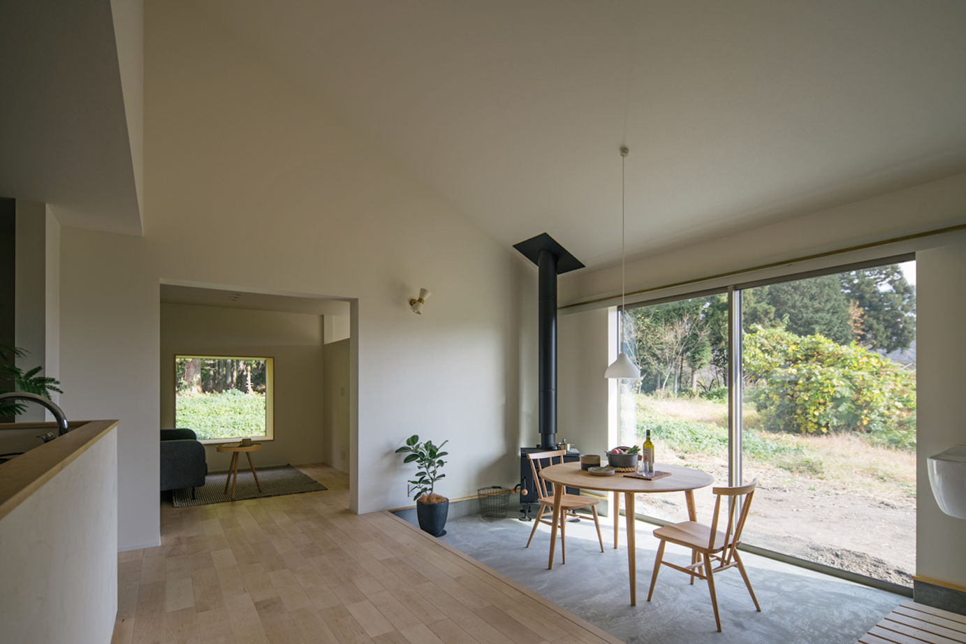 iKKA 【滋賀県｜2000万円台｜間取り有】森の景色を鮮やかに切り取る四角い窓と大きな三角屋根が魅力的な平屋の家の建築実例画像2