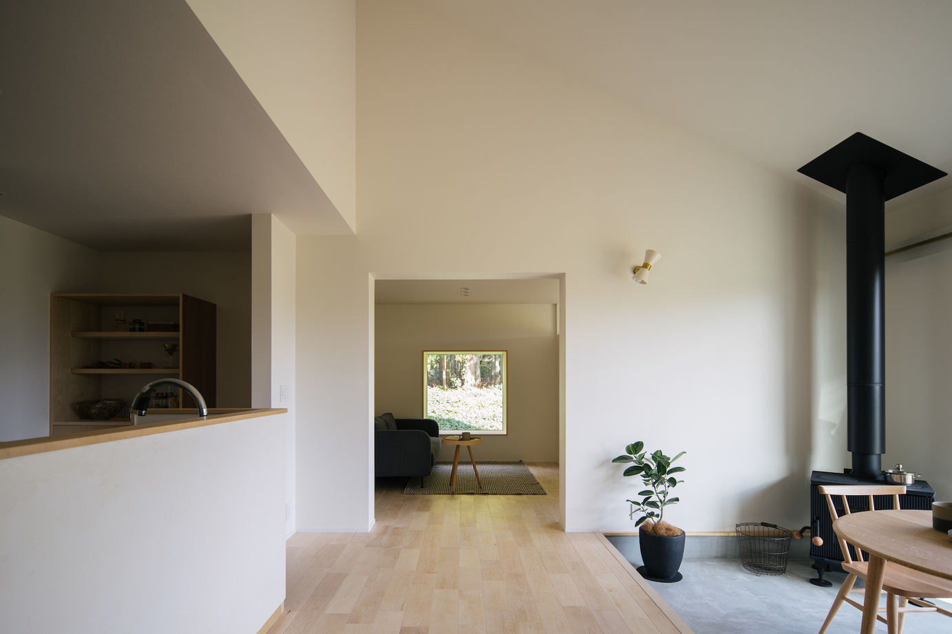 iKKA 【滋賀県｜2000万円台｜間取り有】森の景色を鮮やかに切り取る四角い窓と大きな三角屋根が魅力的な平屋の家の建築実例画像3