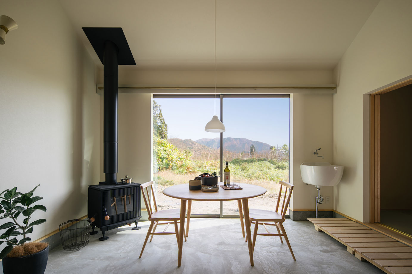 iKKA 【滋賀県｜2000万円台｜間取り有】森の景色を鮮やかに切り取る四角い窓と大きな三角屋根が魅力的な平屋の家の建築実例画像5