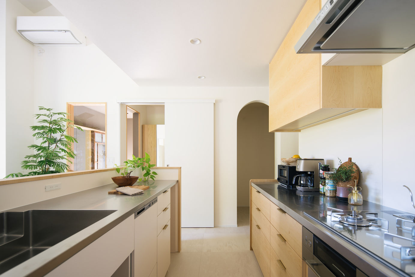 iKKA 【滋賀県｜2000万円台｜間取り有】森の景色を鮮やかに切り取る四角い窓と大きな三角屋根が魅力的な平屋の家の建築実例画像7