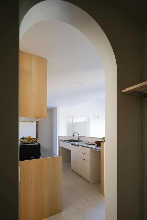 iKKA 【滋賀県｜2000万円台｜間取り有】森の景色を鮮やかに切り取る四角い窓と大きな三角屋根が魅力的な平屋の家の建築実例画像8