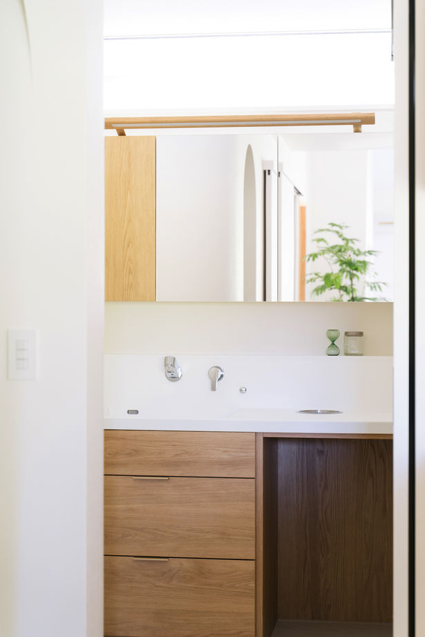 iKKA 【滋賀県｜2000万円台｜間取り有】森の景色を鮮やかに切り取る四角い窓と大きな三角屋根が魅力的な平屋の家の建築実例画像9