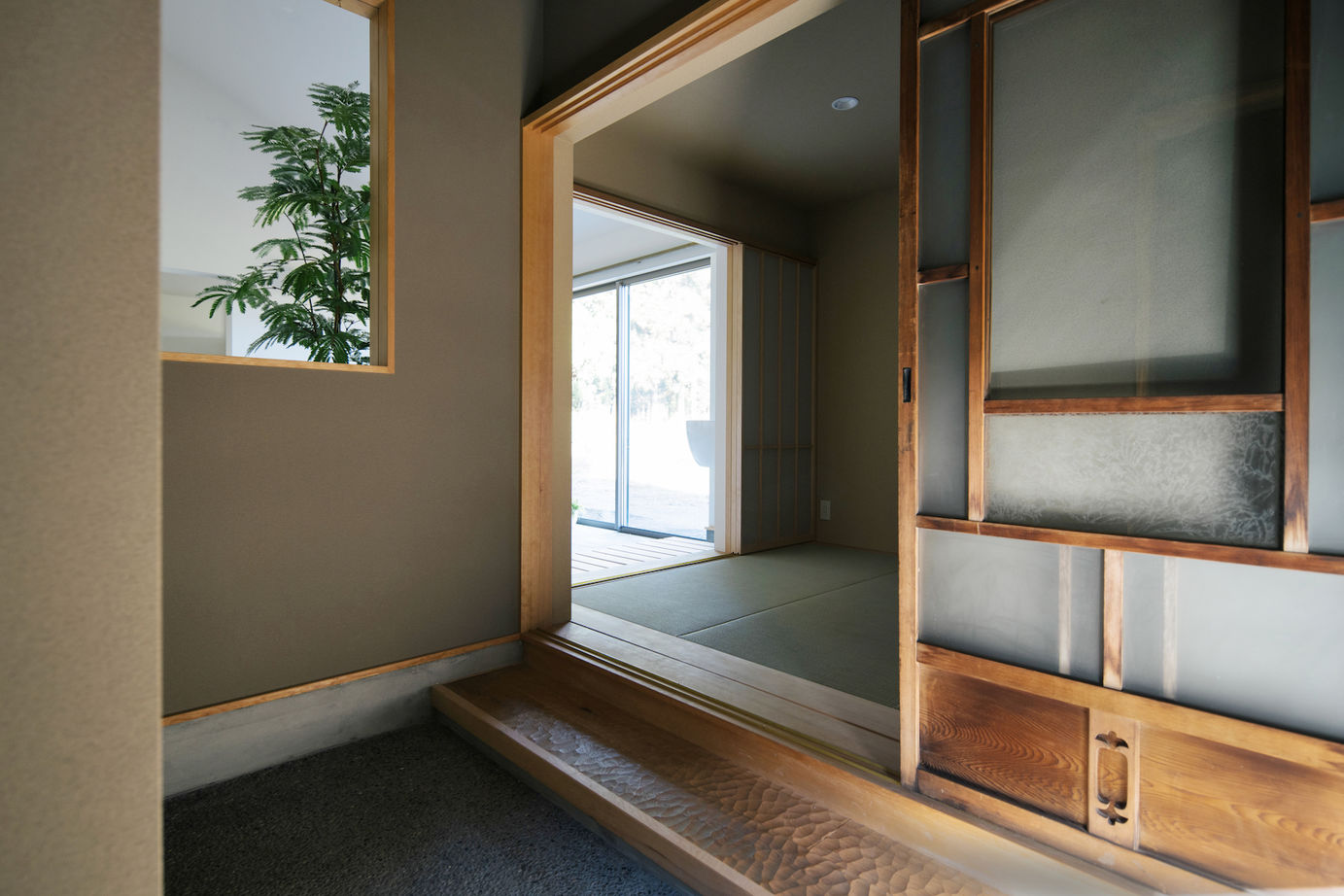 iKKA 【滋賀県｜2000万円台｜間取り有】森の景色を鮮やかに切り取る四角い窓と大きな三角屋根が魅力的な平屋の家の建築実例画像10