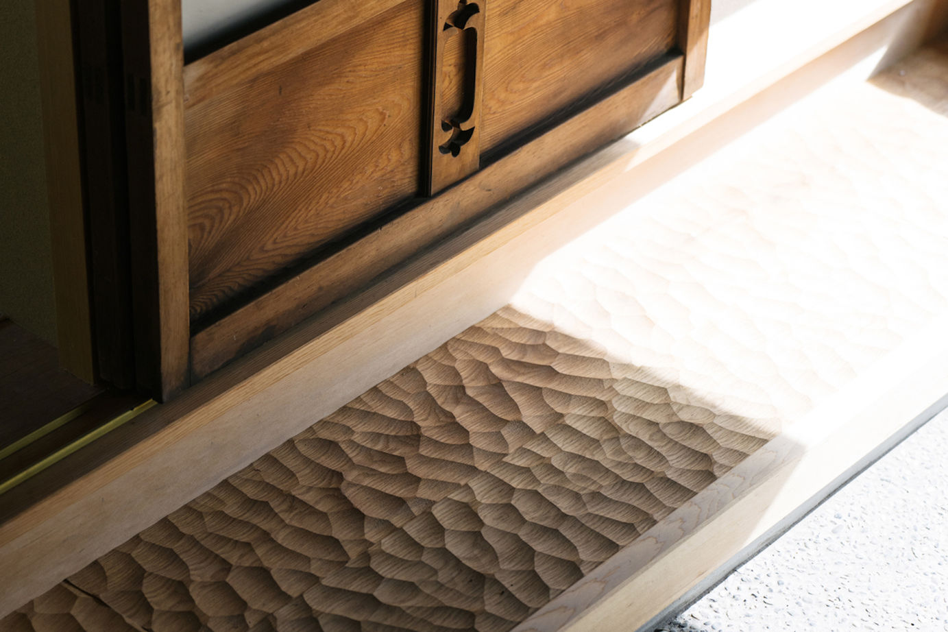 iKKA 【滋賀県｜2000万円台｜間取り有】森の景色を鮮やかに切り取る四角い窓と大きな三角屋根が魅力的な平屋の家の建築実例画像11