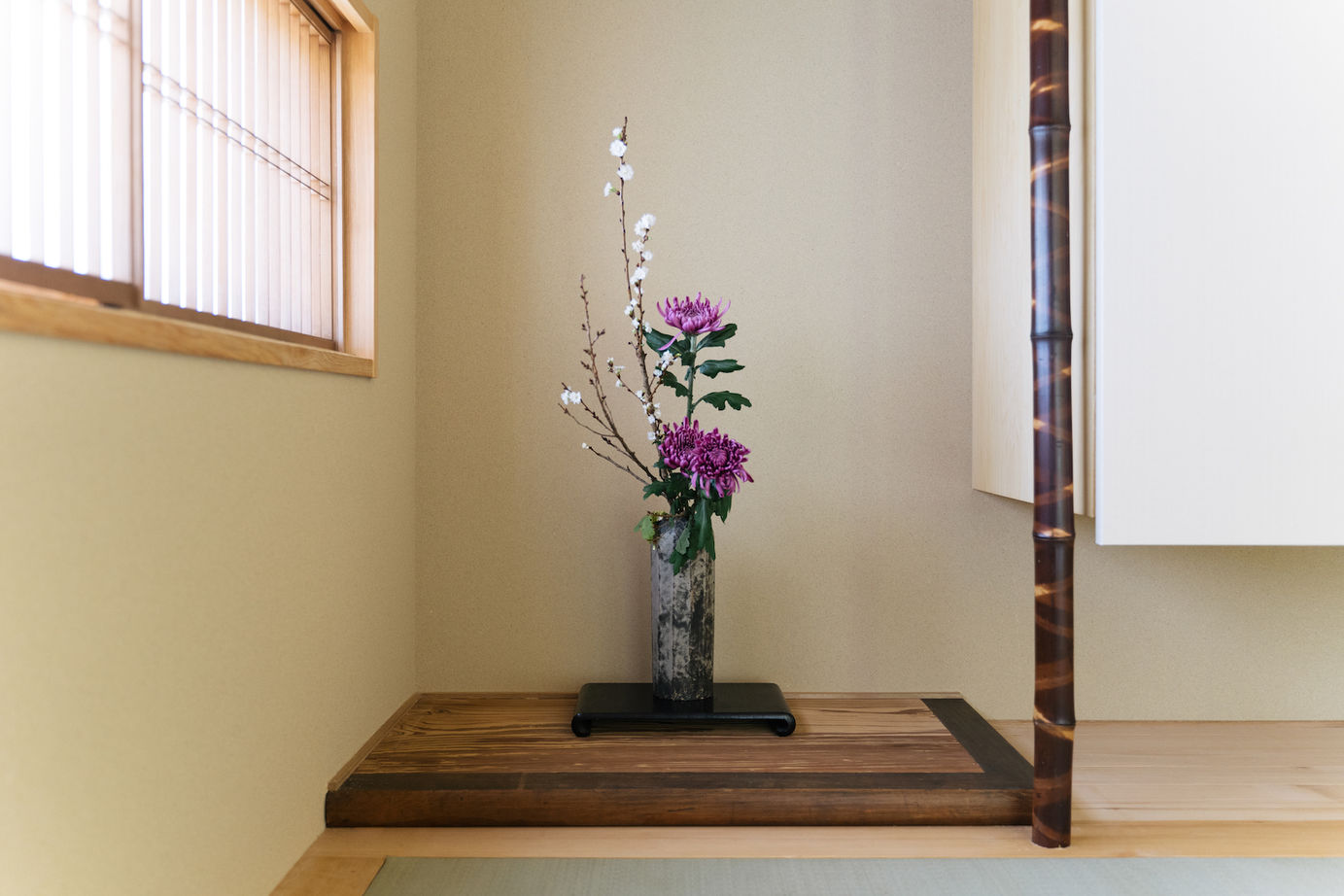 iKKA 【滋賀県｜2000万円台｜間取り有】森の景色を鮮やかに切り取る四角い窓と大きな三角屋根が魅力的な平屋の家の建築実例画像12