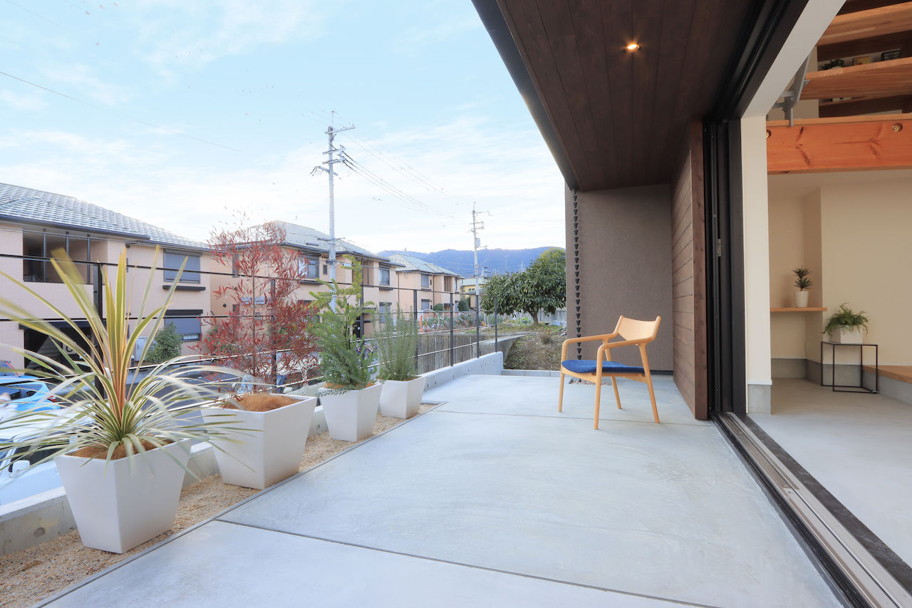 iKKA 【滋賀県｜2000万円台｜間取り図】中2階には大容量本棚、テラスと一体の土間空間で風を心地よく感じるお家の建築実例画像4