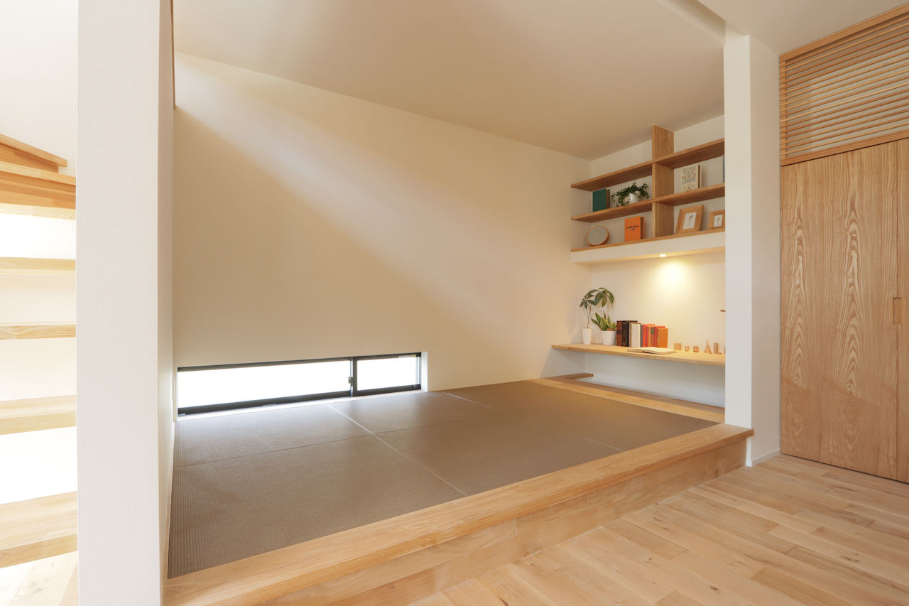 iKKA 【滋賀県｜2000万円台｜間取り図】中2階には大容量本棚、テラスと一体の土間空間で風を心地よく感じるお家の建築実例画像8