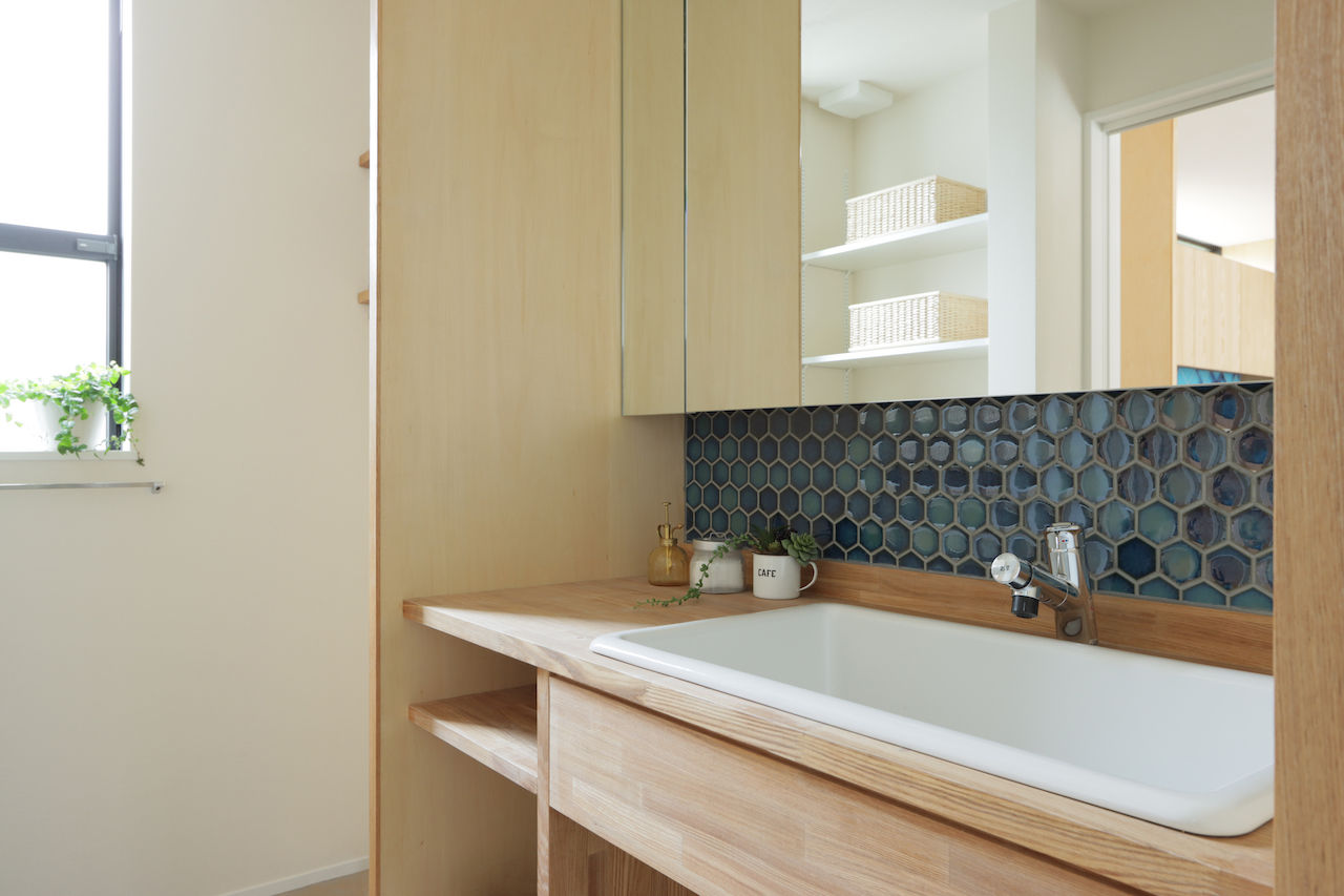 iKKA 【滋賀県｜2000万円台｜間取り図】中2階には大容量本棚、テラスと一体の土間空間で風を心地よく感じるお家の建築実例画像9