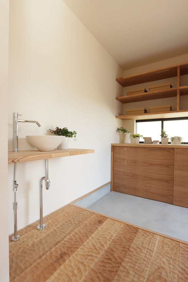 iKKA 【滋賀県｜2000万円台｜間取り図】中2階には大容量本棚、テラスと一体の土間空間で風を心地よく感じるお家の建築実例画像10