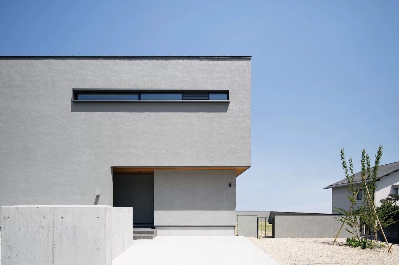 iKKA 【滋賀県｜延床37坪】グレーを基調にモダンなイメージに。琵琶湖の絶景と暮らす高気密・高断熱の住まいの建築実例画像1