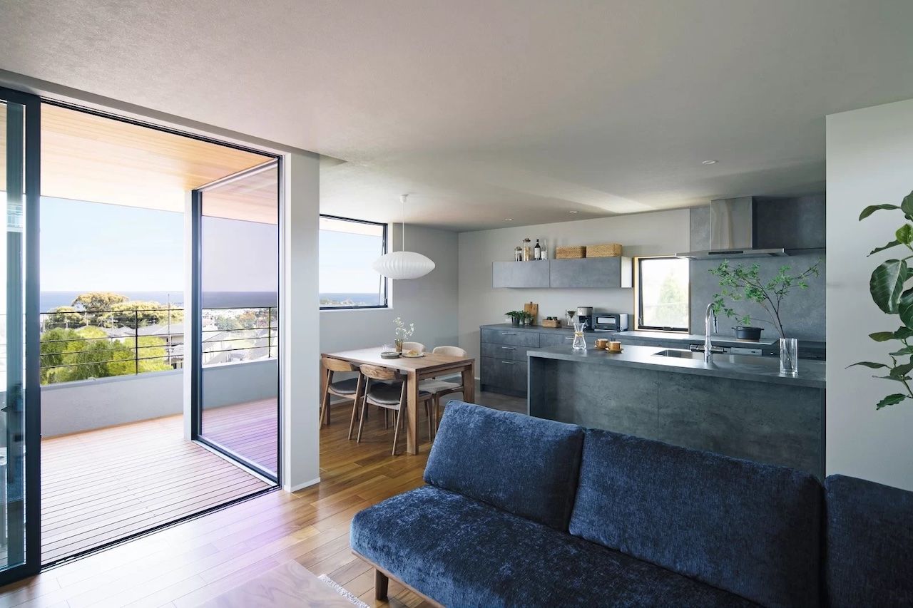 iKKA 【滋賀県｜延床37坪】グレーを基調にモダンなイメージに。琵琶湖の絶景と暮らす高気密・高断熱の住まいの建築実例画像2