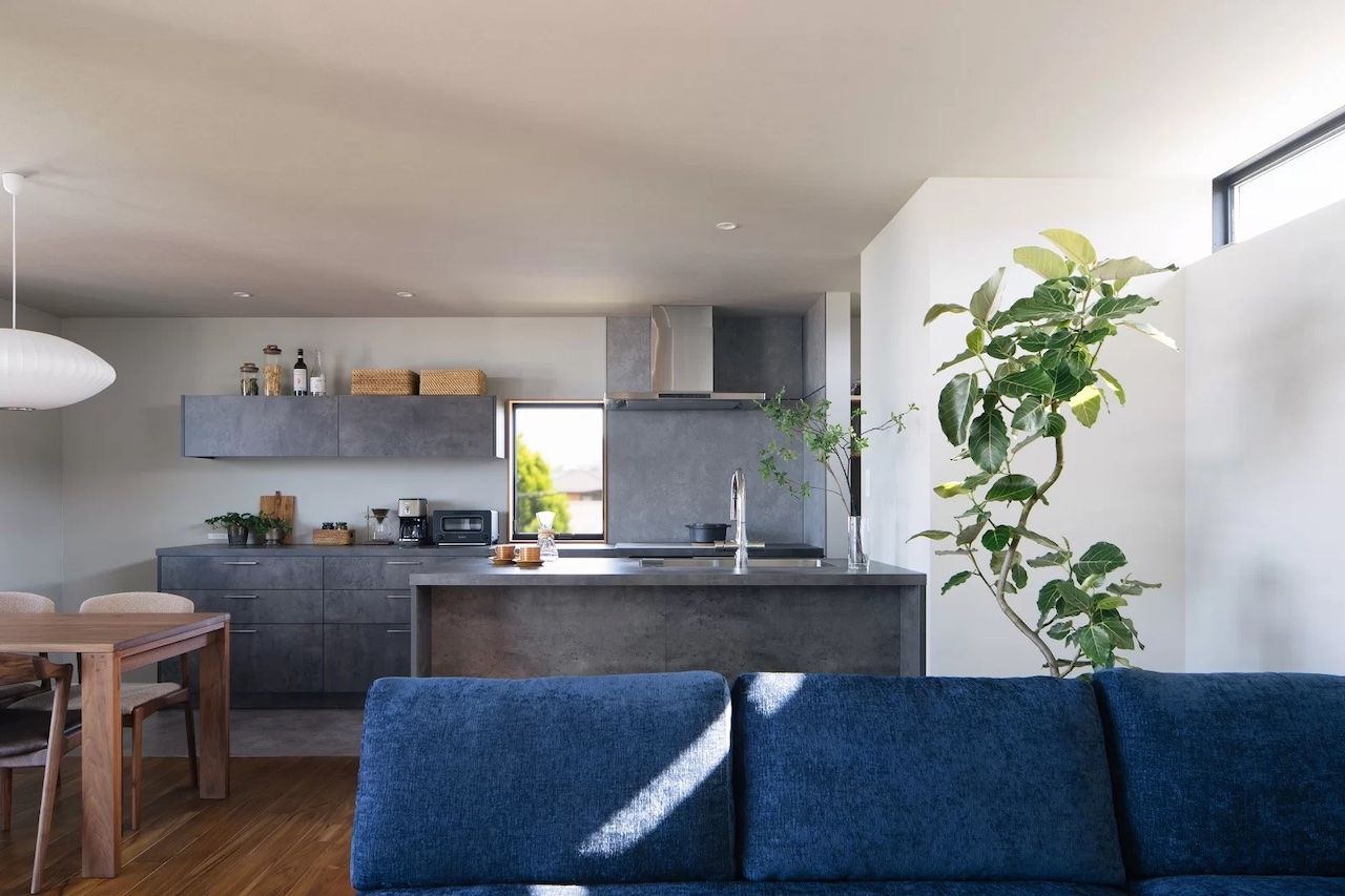 iKKA 【滋賀県｜延床37坪】グレーを基調にモダンなイメージに。琵琶湖の絶景と暮らす高気密・高断熱の住まいの建築実例画像3