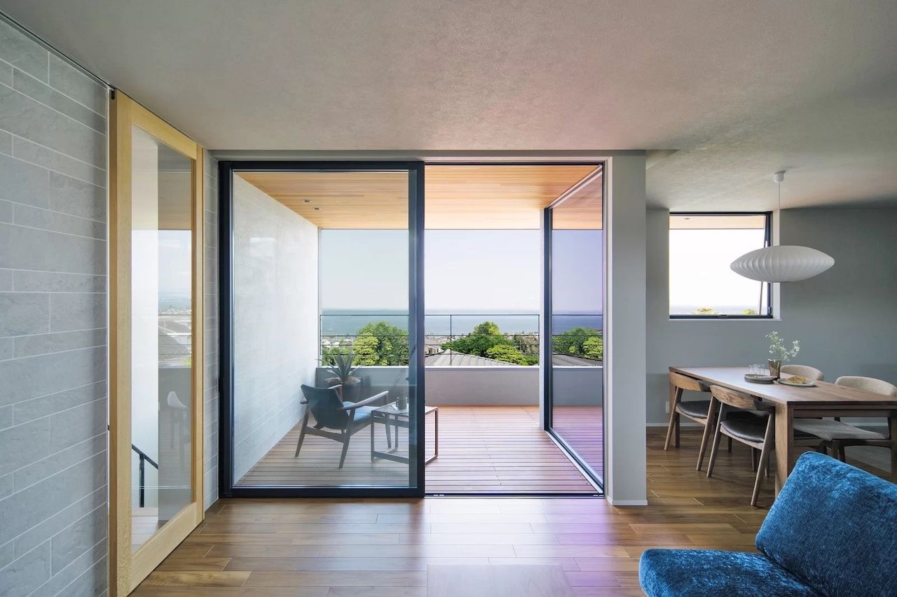 iKKA 【滋賀県｜延床37坪】グレーを基調にモダンなイメージに。琵琶湖の絶景と暮らす高気密・高断熱の住まいの建築実例画像4