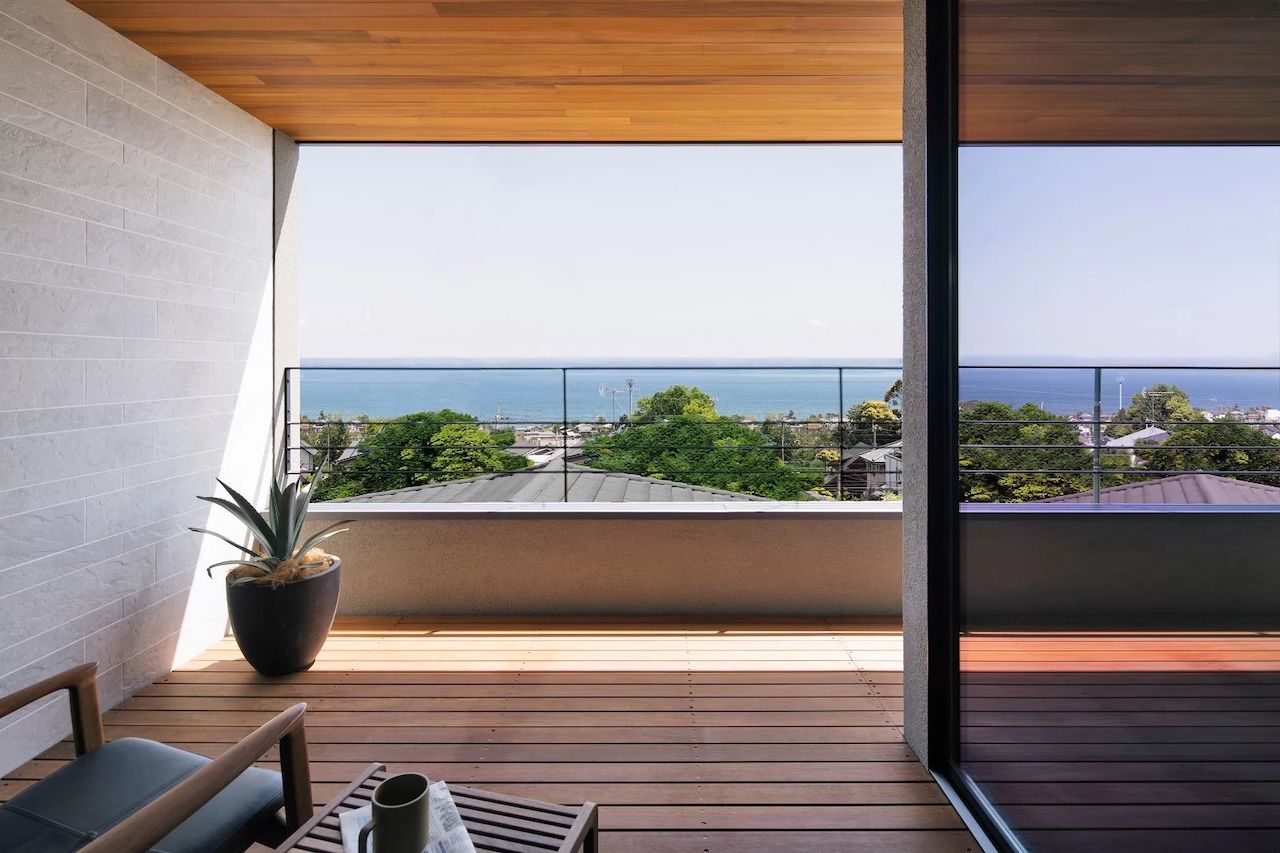 iKKA 【滋賀県｜延床37坪】グレーを基調にモダンなイメージに。琵琶湖の絶景と暮らす高気密・高断熱の住まいの建築実例画像5