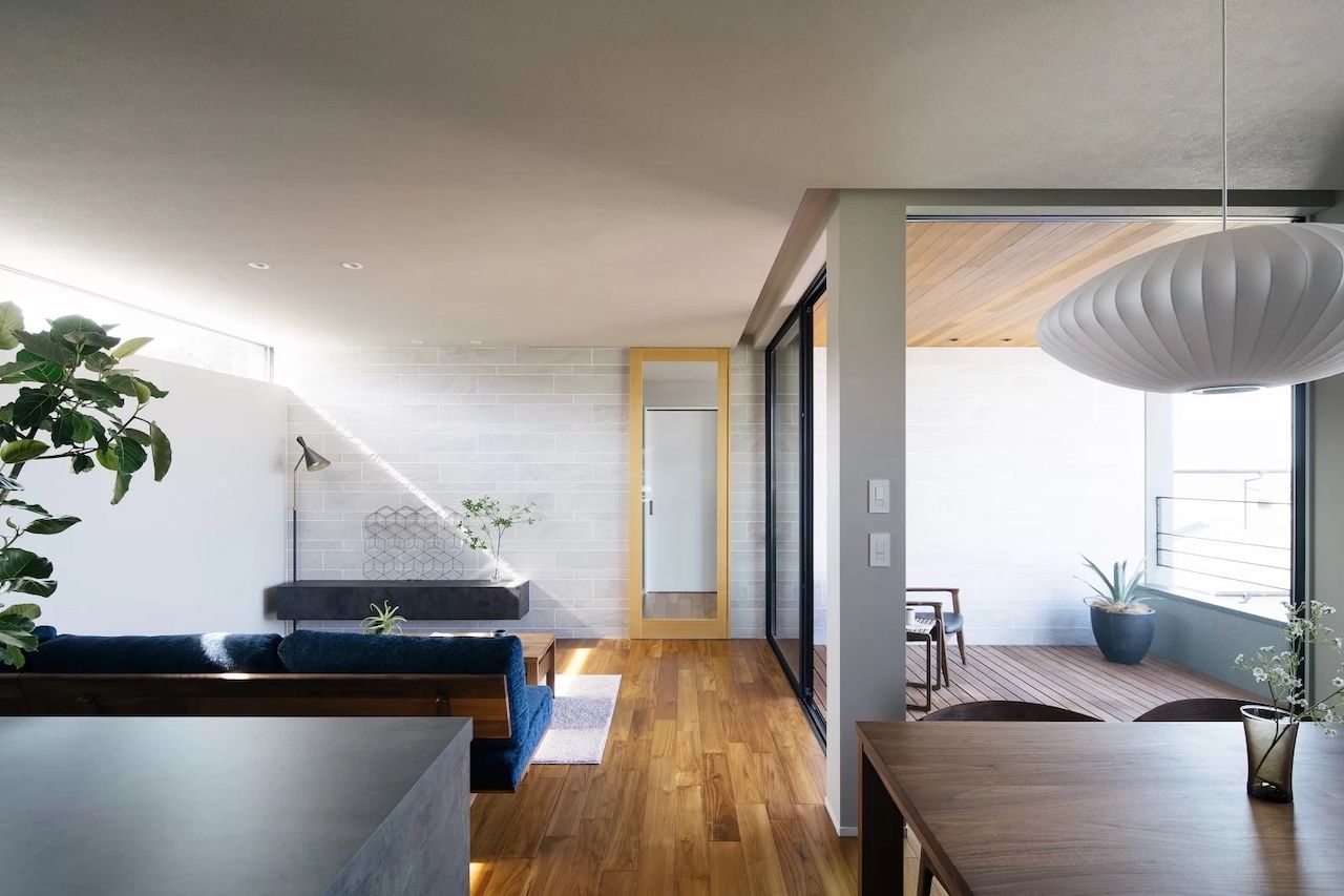 iKKA 【滋賀県｜延床37坪】グレーを基調にモダンなイメージに。琵琶湖の絶景と暮らす高気密・高断熱の住まいの建築実例画像6