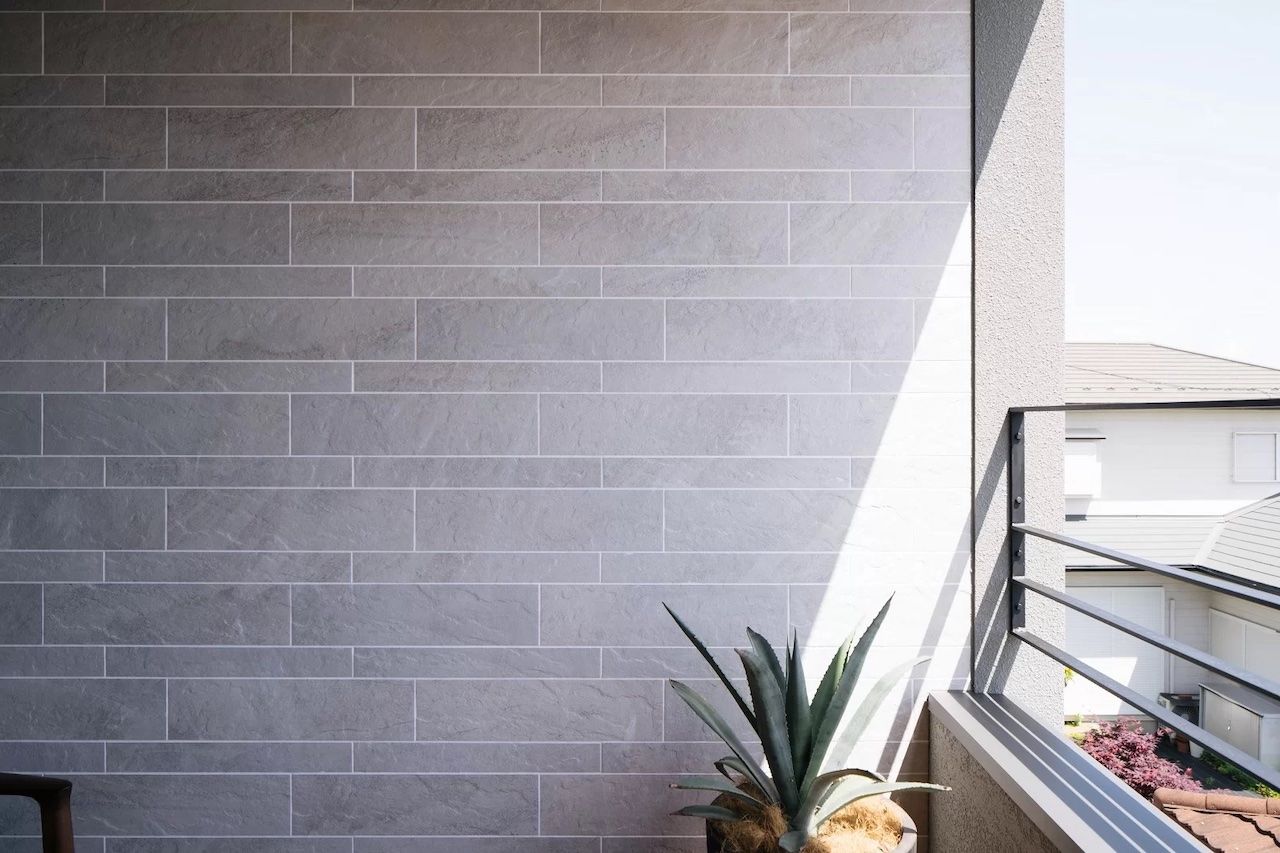 iKKA 【滋賀県｜延床37坪】グレーを基調にモダンなイメージに。琵琶湖の絶景と暮らす高気密・高断熱の住まいの建築実例画像7