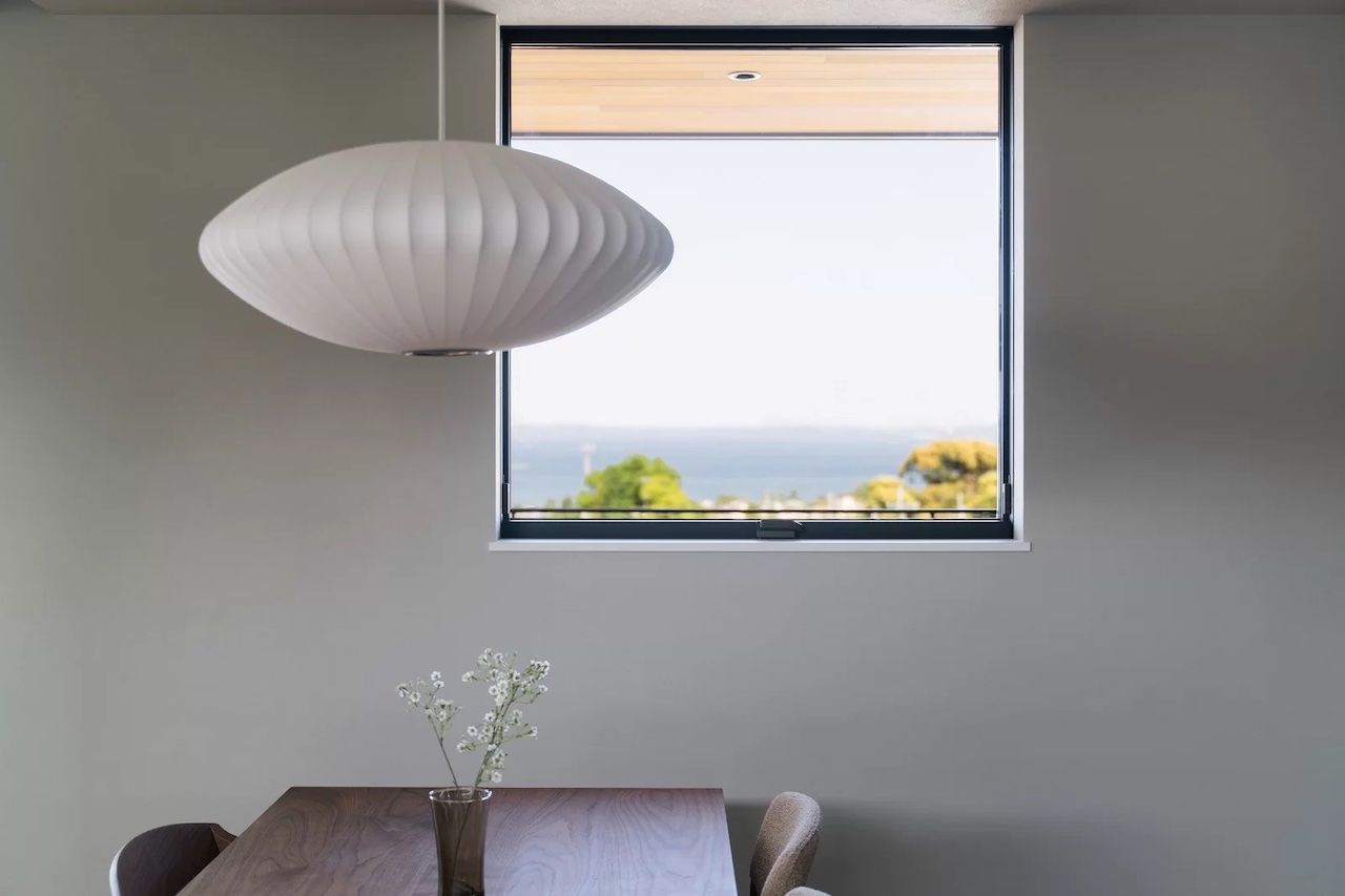 iKKA 【滋賀県｜延床37坪】グレーを基調にモダンなイメージに。琵琶湖の絶景と暮らす高気密・高断熱の住まいの建築実例画像8