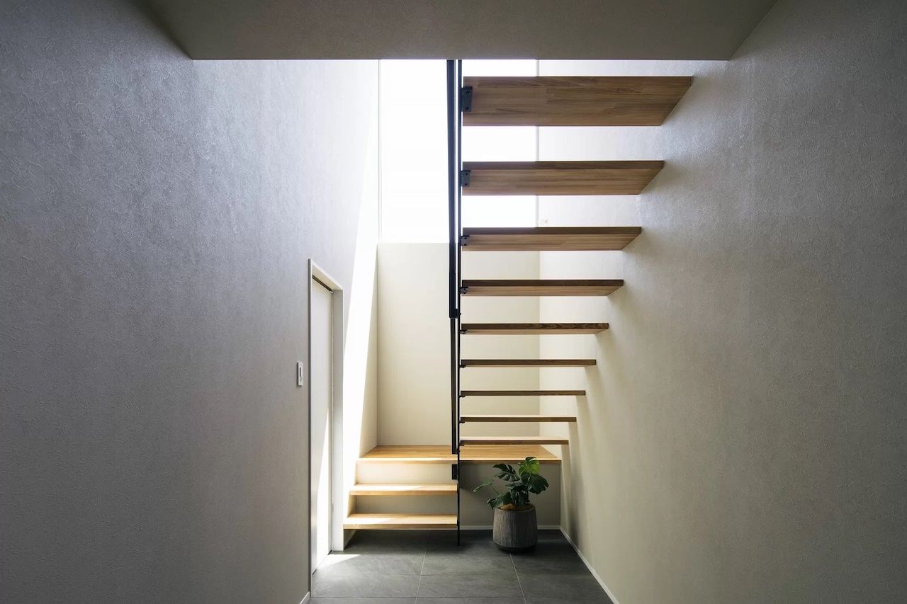 iKKA 【滋賀県｜延床37坪】グレーを基調にモダンなイメージに。琵琶湖の絶景と暮らす高気密・高断熱の住まいの建築実例画像10