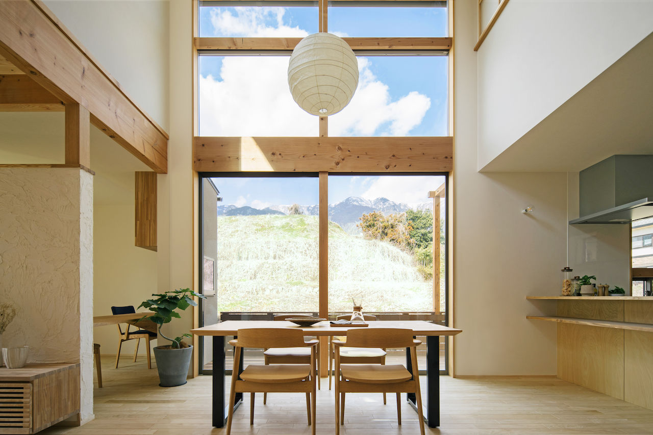 iKKA 【滋賀県｜延床36坪】家族の繋がりや家事動線にこだわって。大きな吹き抜けの窓から山を望む木の住まいの建築実例画像2