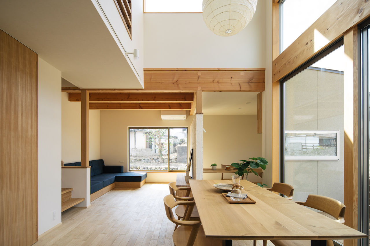iKKA 【滋賀県｜延床36坪】家族の繋がりや家事動線にこだわって。大きな吹き抜けの窓から山を望む木の住まいの建築実例画像3