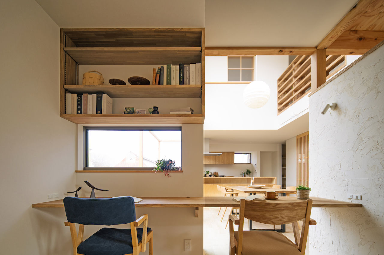 iKKA 【滋賀県｜延床36坪】家族の繋がりや家事動線にこだわって。大きな吹き抜けの窓から山を望む木の住まいの建築実例画像4