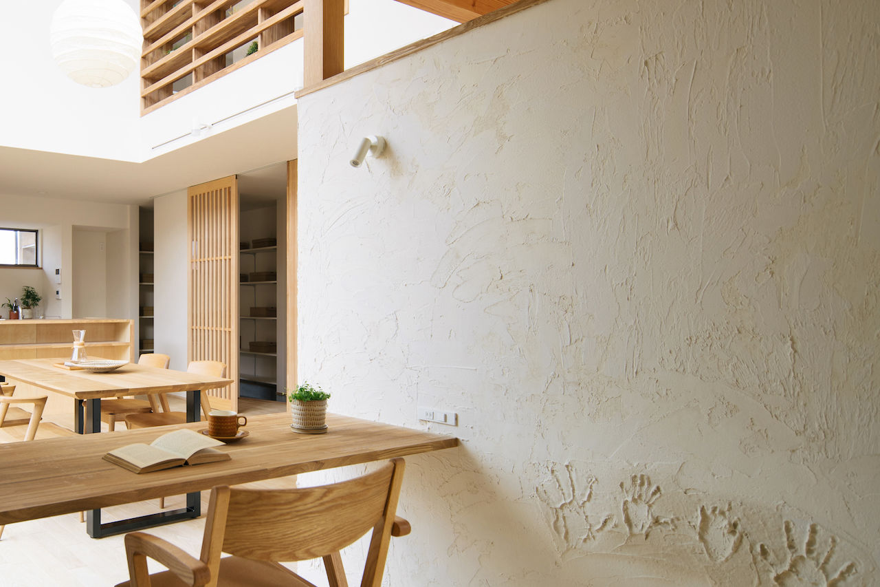 iKKA 【滋賀県｜延床36坪】家族の繋がりや家事動線にこだわって。大きな吹き抜けの窓から山を望む木の住まいの建築実例画像5